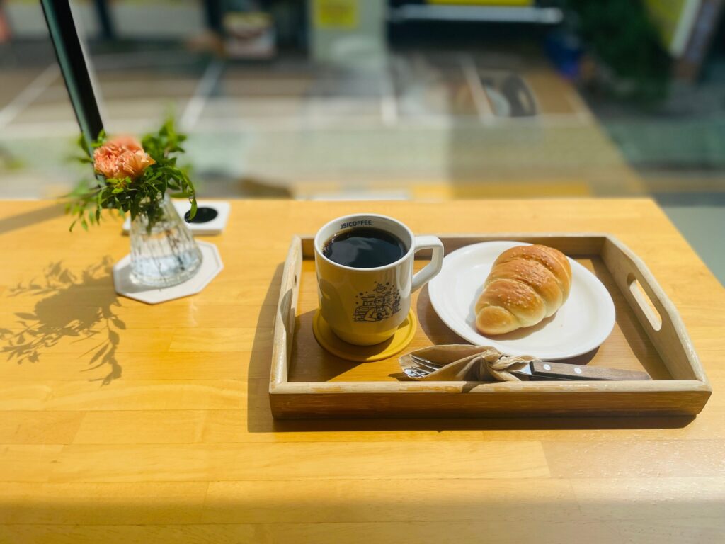 トレイにのったコーヒーとクロワッサンの朝食