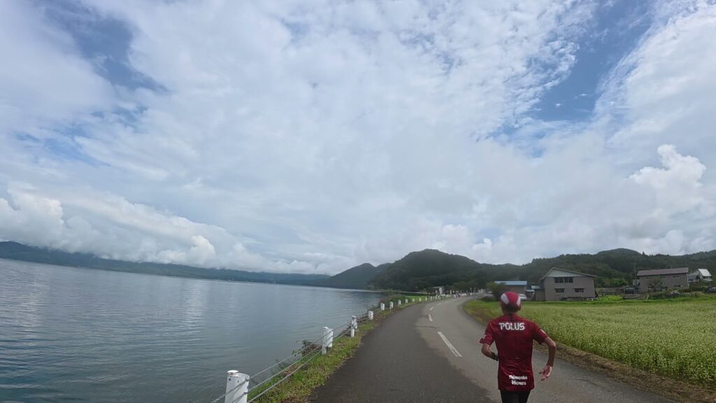 田沢湖マラソン35km付近。晴れた湖畔の道を力強く走るランナー