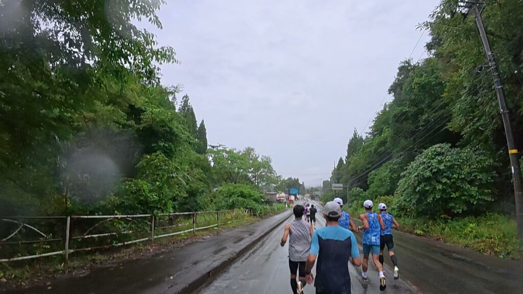 田沢湖マラソン2.7km付近。雨の中を走る市民ランナーの集団